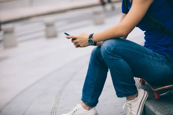 Şehir Merdivenlerde Kaykay Üzerinde Otururken Smartphone Kullanarak Kaykaycı — Stok fotoğraf