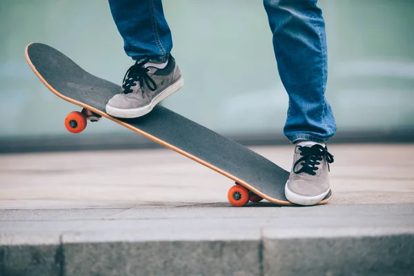 滑板运动员在城市的滑板镜头 — 图库照片