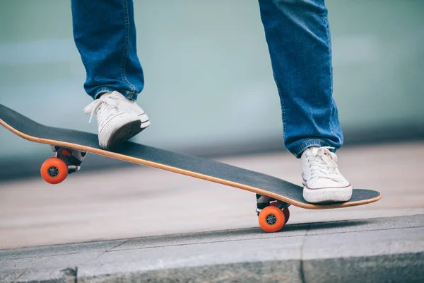 Oříznout Záběr Skateboardista Skateboarding Město — Stock fotografie