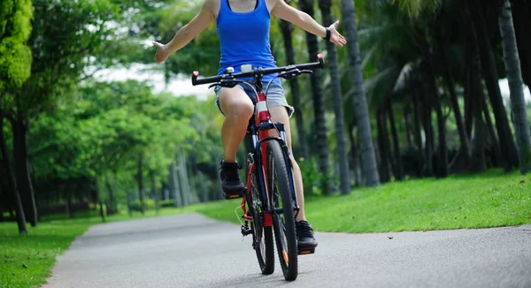 Kobieta Jazda Rowerze Szlak Słoneczny Park Rozpostartymi Ramionami — Zdjęcie stockowe