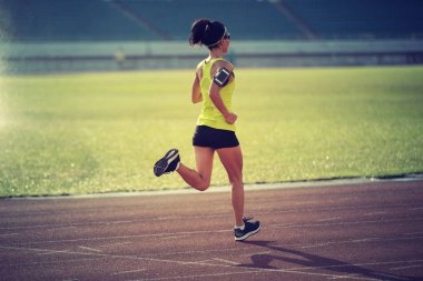 Stadyum üzerinde çalışan genç sporcumuz izler