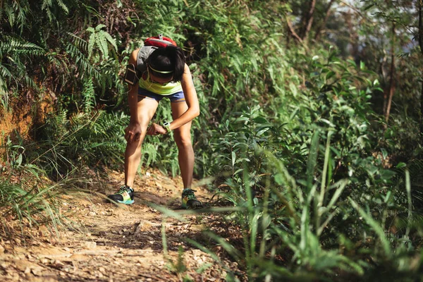 Ung Kvinna Trail Runner Tar Resten Och Kontrollera Tid Medan — Stockfoto