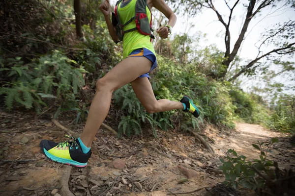 Jonge Vrouw Trail Runner Uitgevoerd Tropische Bospad — Stockfoto