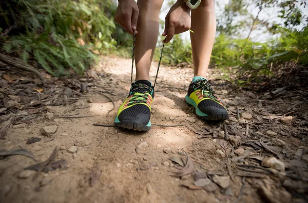 Junge Trailläuferin Bindet Schnürsenkel Beim Laufen Auf Tropenwaldpfad — Stockfoto