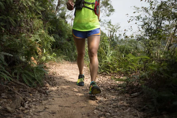 Ung Kvinna Trail Runner Walking Tropisk Skog Spår — Stockfoto