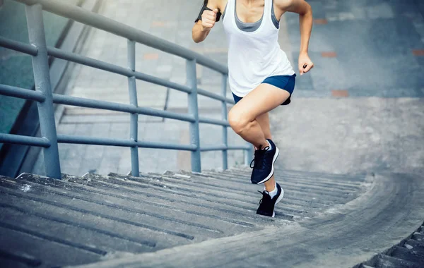Молодая Спортсменка Бегает Городской Лестнице — стоковое фото