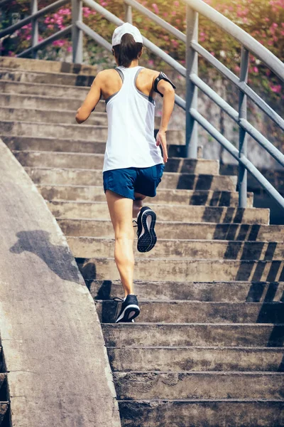Молода Жінка Біжить Спортсменка Біжить Міських Сходах — стокове фото