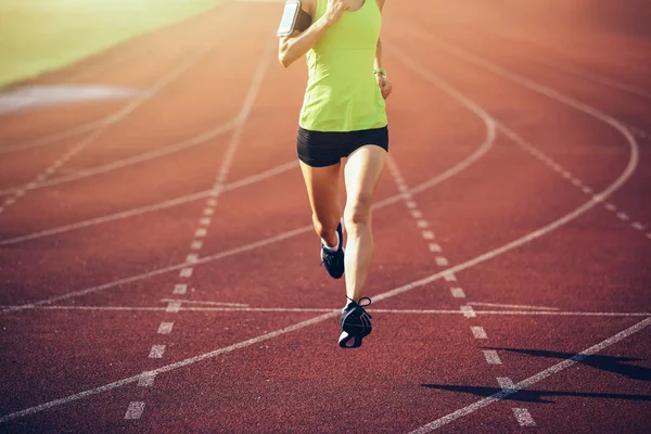 在体育场赛道上跑步的健身女运动员 — 图库照片