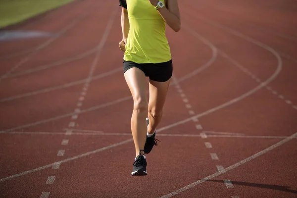 在体育场跑道上跑步的健身女运动员 — 图库照片