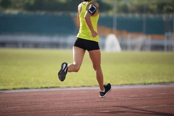 Fitnesssportlerin Läuft Auf Stadionbahnen — Stockfoto