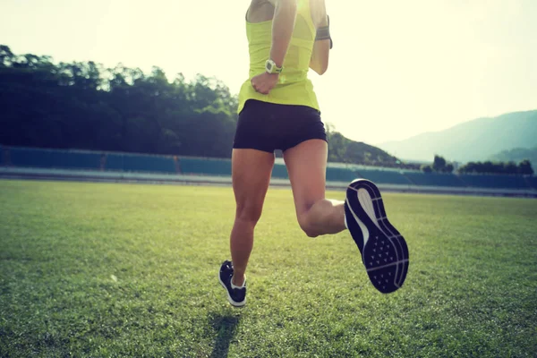 Fitness Sportvrouw Waarop Stadion Gras — Stockfoto