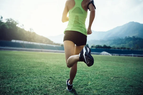 Fitnesssportlerin Läuft Auf Stadionrasen — Stockfoto