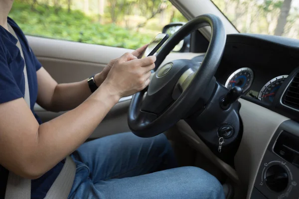 Mão Usando Smartphone Durante Condução Carro — Fotografia de Stock