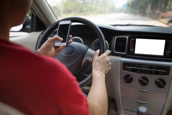 Femme Utilisant Smartphone Tout Conduisant Une Voiture — Photo