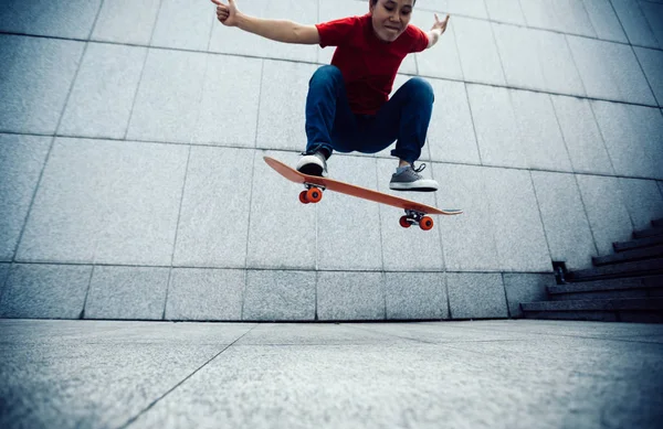 Skateboarder Facendo Ollie Città Skatepark — Foto Stock