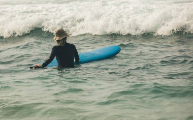 kadın sörfçü önümüzdeki dalgalar seyir su surfboard ile