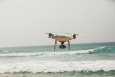 Uçan robot hangi alarak fotoğraf deniz üzerinde 
