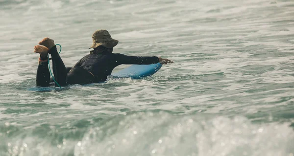 Vrouw Surfer Peddelen Surfplank Zee Golven — Stockfoto