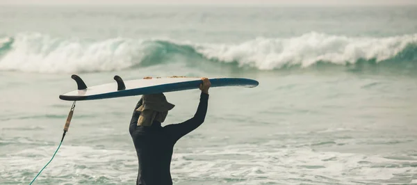 Mujer Surfista Con Tabla Surf Agua Mirando Las Olas Que —  Fotos de Stock