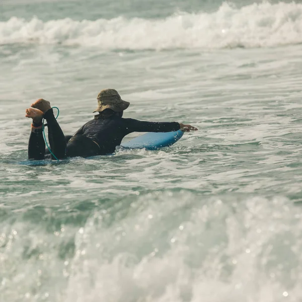 Γυναίκα Surfer Κωπηλασία Σανίδα Του Σερφ Στα Κύματα Της Θάλασσας — Φωτογραφία Αρχείου