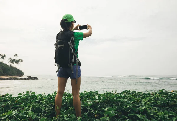 Ung Kvinna Hiker Med Smartphone Som Tar Foto Seaside — Stockfoto