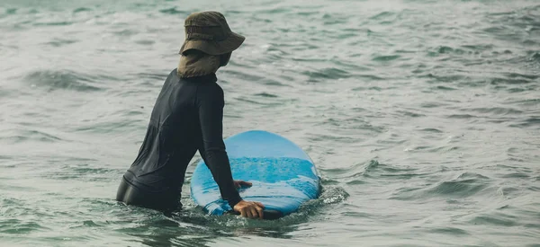 Женщина Серфер Доской Серфинга Воде Глядя Грядущие Волны — стоковое фото