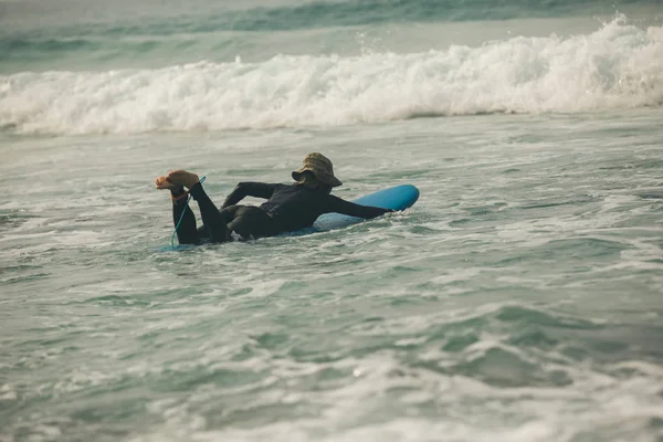 Mujer Surfista Remando Tabla Surf Olas Mar —  Fotos de Stock