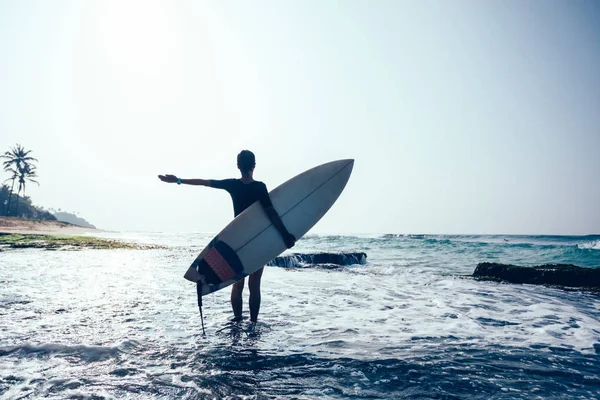 Gelukkige Vrouw Surfer Met Surfboard Aan Mossy Kust — Stockfoto