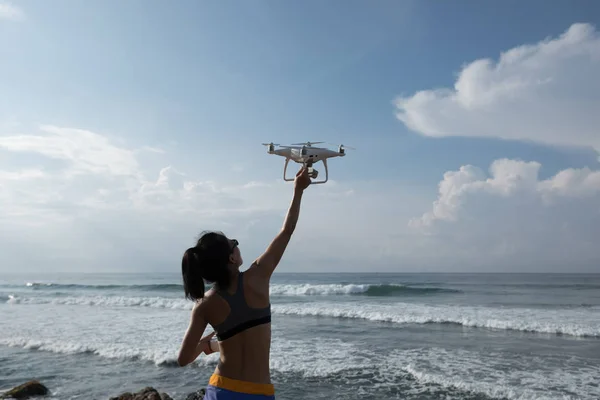 Vrouw Fotograaf Beheersing Van Een Vliegende Drone Zee — Stockfoto