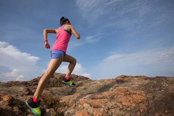 Kayalık Dağ Üstüne Sahil Üzerinde Çalışan Genç Fitness Kadın Runner — Stok fotoğraf