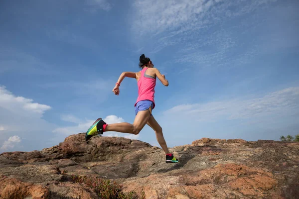 Kayalık Dağ Başına Çalışan Genç Kadın Runner — Stok fotoğraf