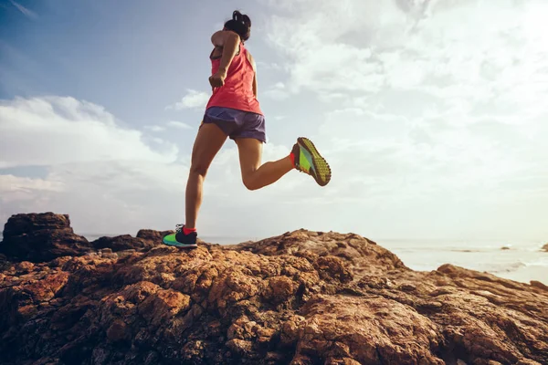 Corredor Sendero Joven Fitness Mujer Corriendo Cima Montaña Rocosa Playa —  Fotos de Stock