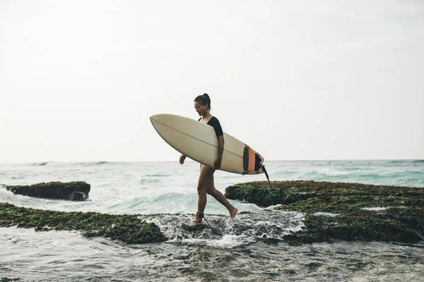 Surferin Mit Surfbrett Auf Bemoostem Meeresufer — Stockfoto