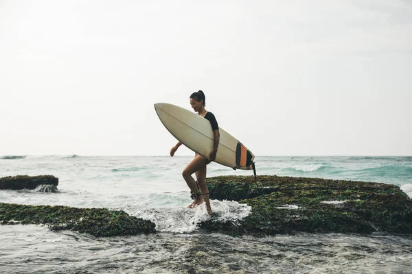 Woman Surfer Surfboard Walking Mossy Seashore — Stock Photo, Image