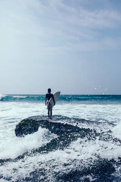 Surferin Mit Surfbrett Bemooster Küste — Stockfoto