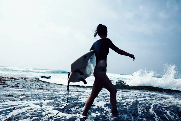 Сёрфер Женщина Доской Сёрфинга Ходит Морским Рифам — стоковое фото