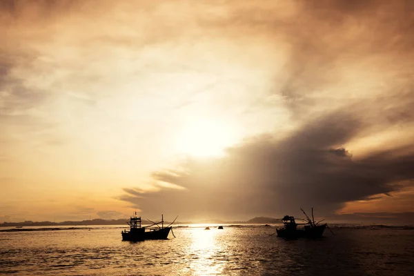 Lever Soleil Sur Mer Avec Deux Bateaux Pêcheurs Dans Eau — Photo