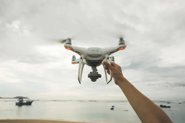 Kezében Repülő Drone Melyik Bevétel Fénykép Tenger Felett — Stock Fotó