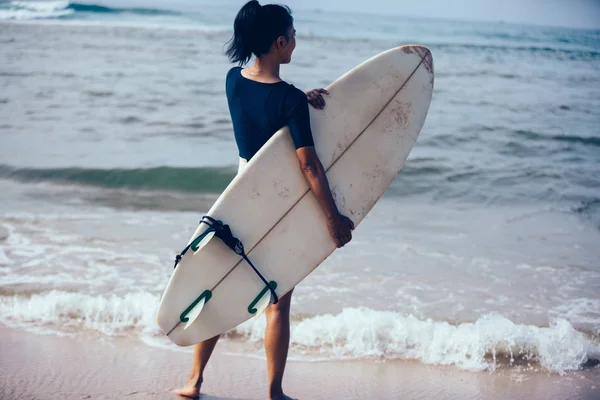 Surfer Vrouw Met Surfboard Aan Zandstrand — Stockfoto