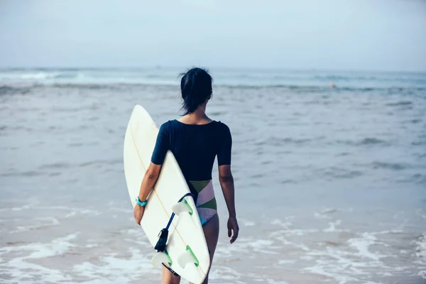 Mujer Surfista Con Tabla Surf Playa Arena — Foto de Stock