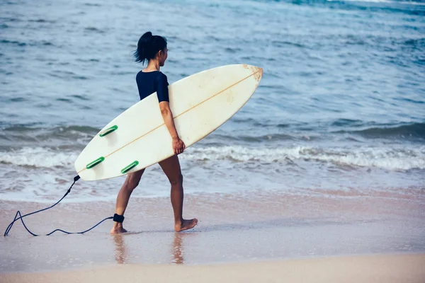 Surfer Kvinna Med Surfbräda Tropical Beach — Stockfoto
