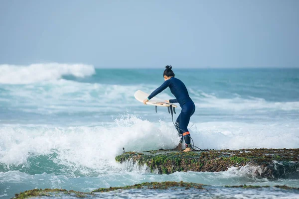 Surferin Mit Surfbrett Auf Den Großen Wellen — Stockfoto