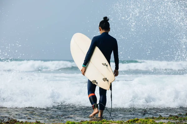 Mujer Surfista Con Tabla Surf Surfear Las Grandes Olas — Foto de Stock