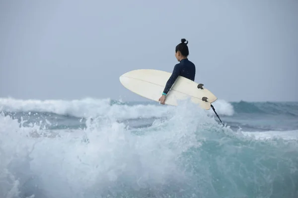 Femme Surfeuse Avec Planche Surf Surfer Sur Les Grandes Vagues — Photo