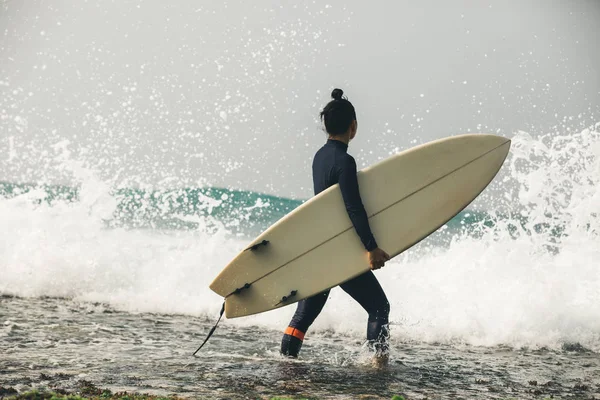 Surferin Mit Surfbrett Auf Den Großen Wellen — Stockfoto