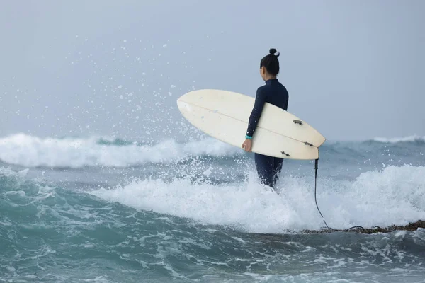Mulher Surfista Com Prancha Surf Vai Surfar Ondas Grandes — Fotografia de Stock