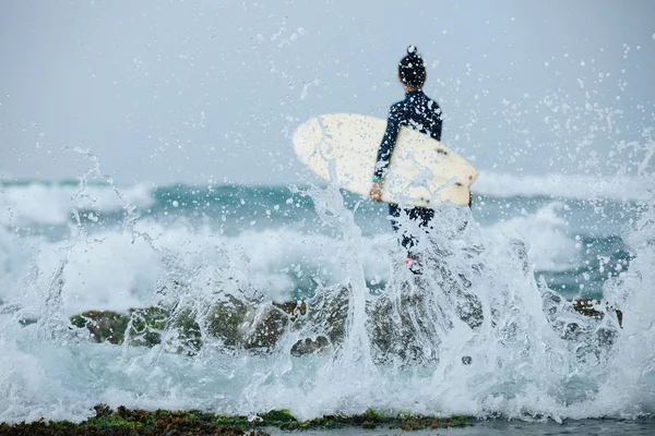 Žena Surfař Surf Bude Procházet Velké Vlny — Stock fotografie