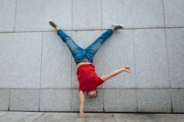 Kadın hipster amuda duvara