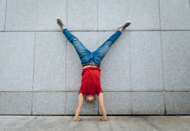 Genç kadını amuda duvara