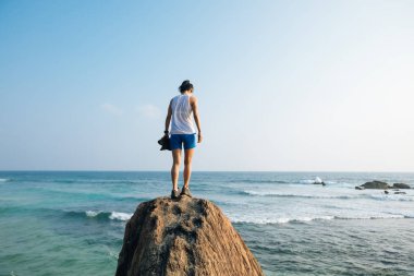 Sahil, uçurumun kenarında duran genç kadın 